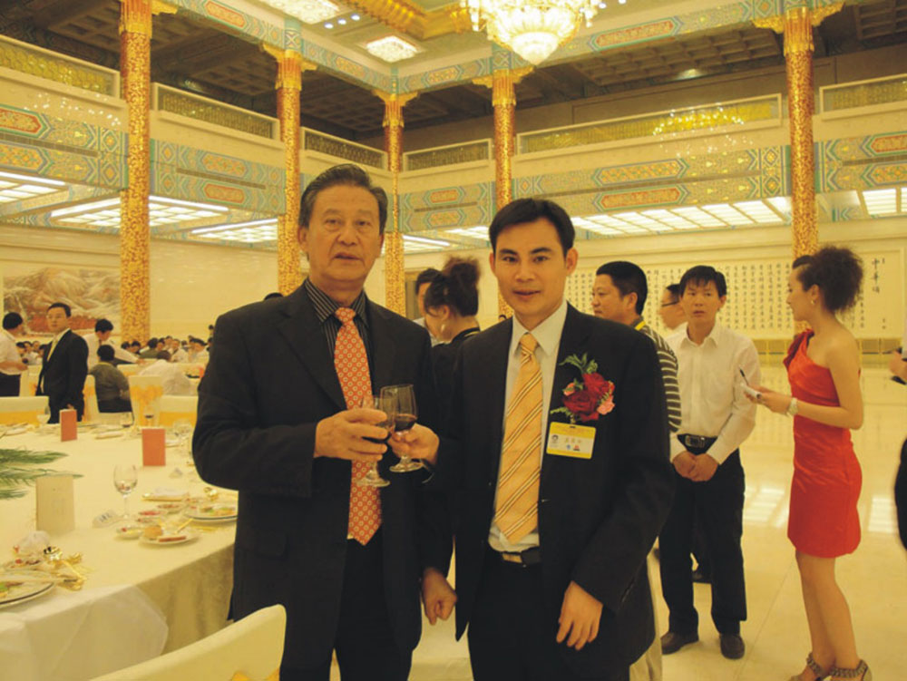 董事長與中央統戰部副部長田鶴年在人民大會堂宴會廳留影